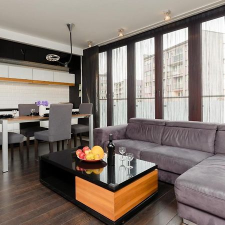 Warsaw Srodmiescie Riverside Three-Bedroom Apartment By Renters Buitenkant foto