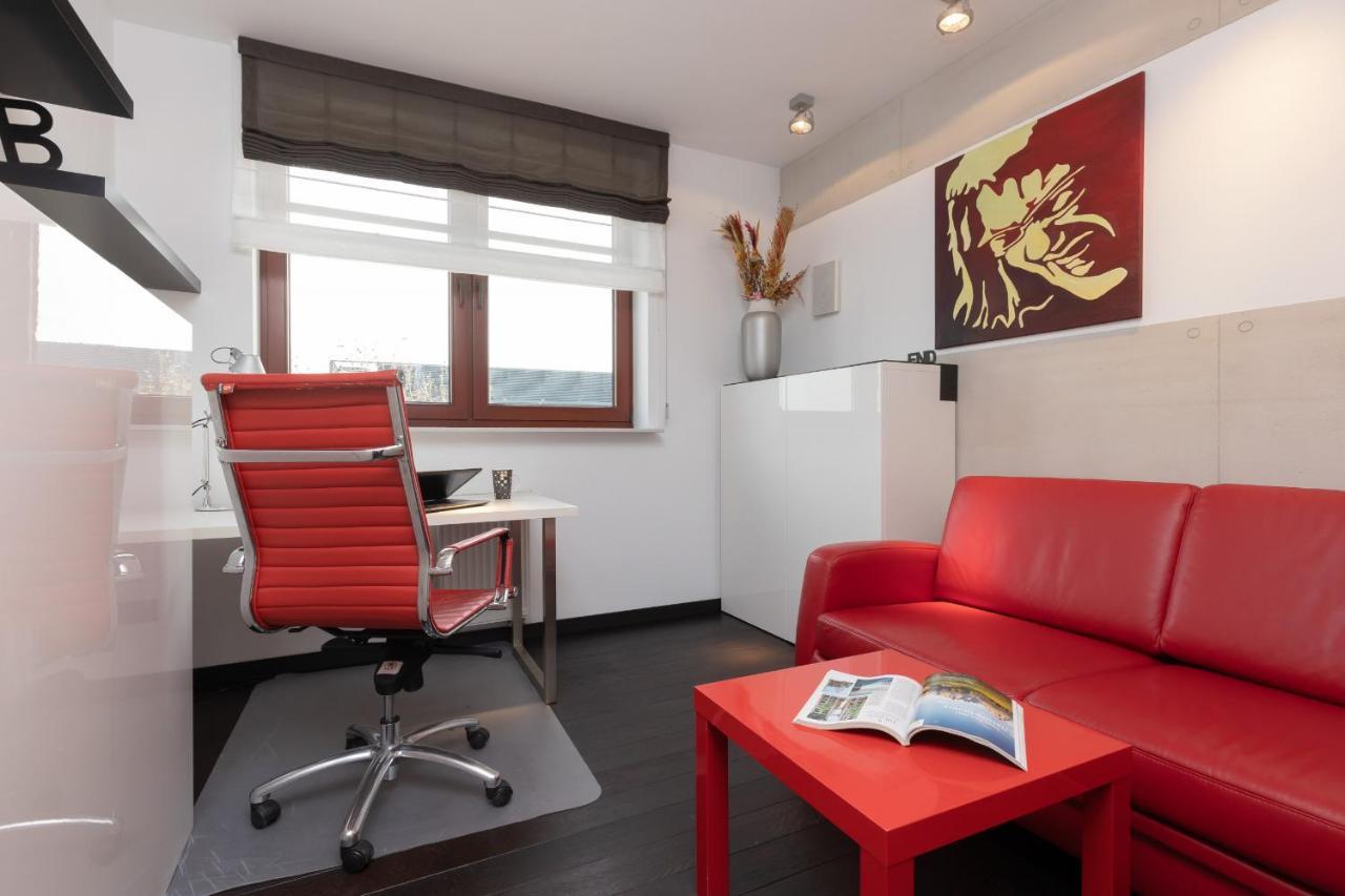 Warsaw Srodmiescie Riverside Three-Bedroom Apartment By Renters Buitenkant foto